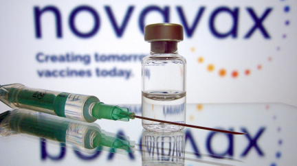 Zájemci o Novavax se mohou registrovat, další státy ruší koronavirová opatření