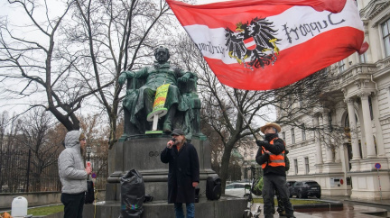 V Rakousku platí zákon o povinném očkování, v Praze demonstrovaly stovky lidí