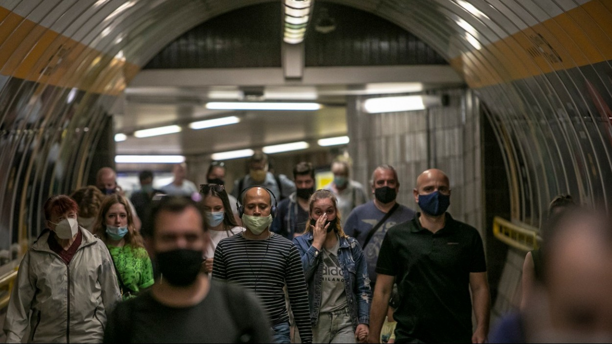 Od března zůstanou nejspíš jen respirátory. Většina protiepidemických opatření končí