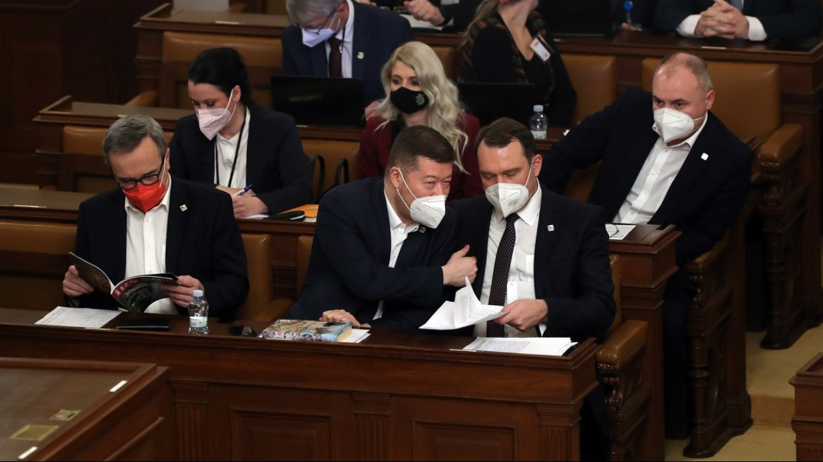 Po 26 hodinách obnovila Sněmovna jednání. Provázejí ho obstrukce od SPD