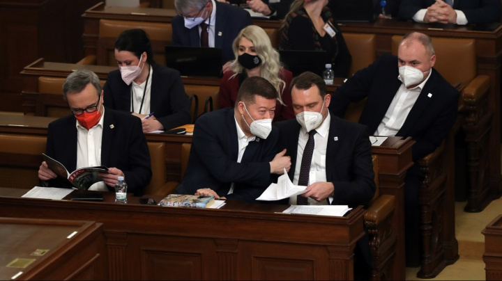 Po 26 hodinách obnovila Sněmovna jednání. Provázejí ho obstrukce od SPD