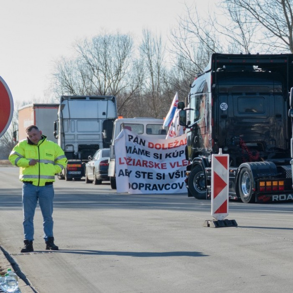 Slovenští dopravci dále protestují na hranicích, chtějí jednat s ministry