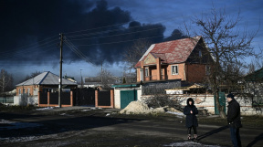 Kouř nad vojenským letištěm v Čuhujivu nedaleko Charkova
