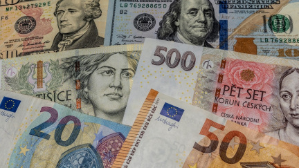 Aktualizováno: Po útoku na Ukrajinu koruna prudce ztrácí k euru i dolaru