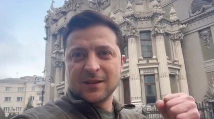 Nevěřte dezinformacím, nevzdal jsem se, hlásí Zelenskyj ve videu z centra Kyjeva