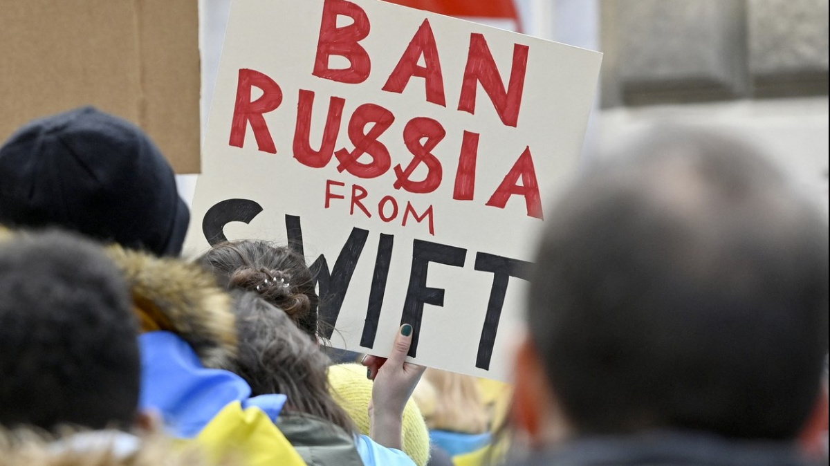 Vyloučení Ruska z platebního systému SWIFT je prý otázkou dnů