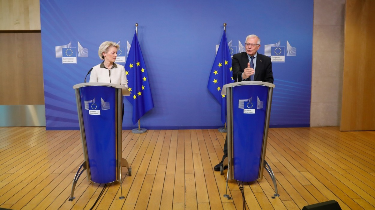 EU zaplatí zbraně pro Ukrajinu, zakáže přelety ruským letadlům, zablokuje dezinformační weby