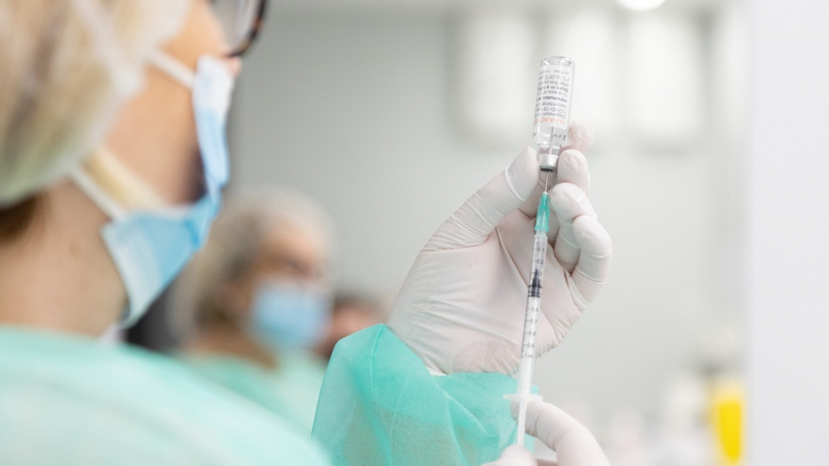 Do Česka dorazilo 130 000 dávek vakcíny proti covidu od Novavaxu