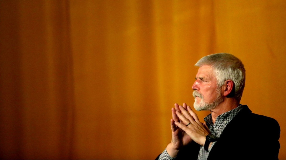 Podle sázkových kanceláří ve hře o Hrad vede Pavel před Babišem