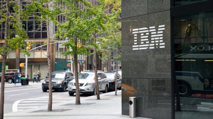 Společnost IBM zastavuje svou činnost v Rusku. Přispěje českému Člověku v tísni