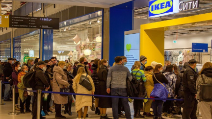 Válka propukla i v Moskvě. O pánvičku v IKEA