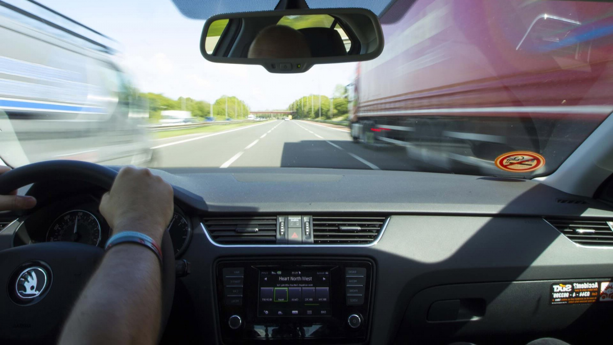 Sportovní jízda patří na okruhy. Na toto se na silnicích nevymlouvejte