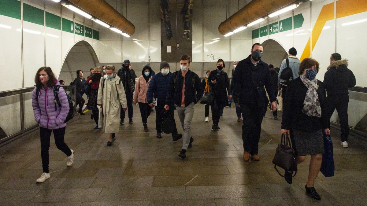 V úterý přibylo 10 715 nakažených, nových případů covidu bylo více než před týdnem