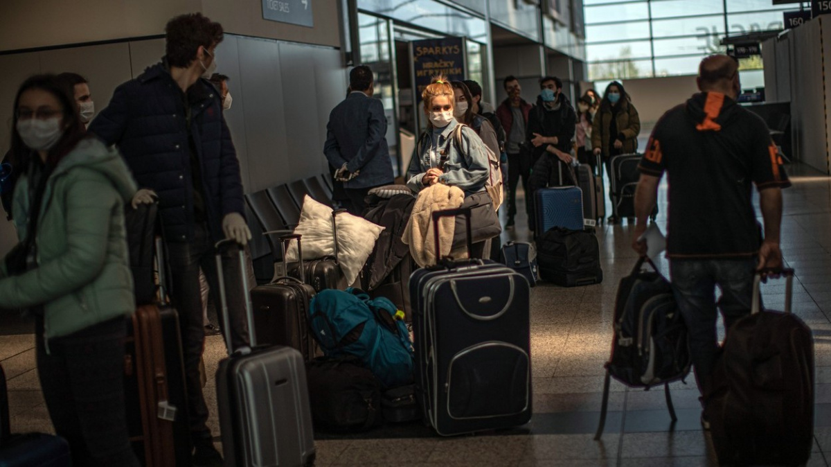 Ve čtvrtek přibylo 8163 případů covidu. Pro příjezd ze zemí EU nově neplatí žádná omezení