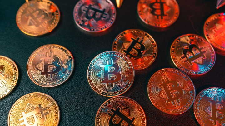 Bitcoin vystoupal nejvýše od začátku ledna, přesáhl hranici 47 tisíc dolarů