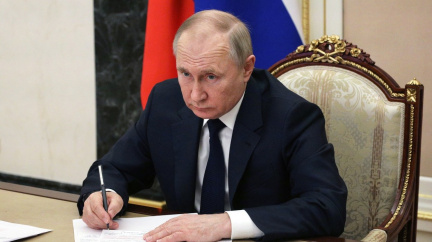 Poradci Putinovi nejspíš lhali o průběhu války i dopadech sankcí, řekl americký činitel