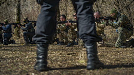 Situace na jihu Ukrajiny a v Donbasu je mimořádně složitá, Austrálie pošle bushmastery