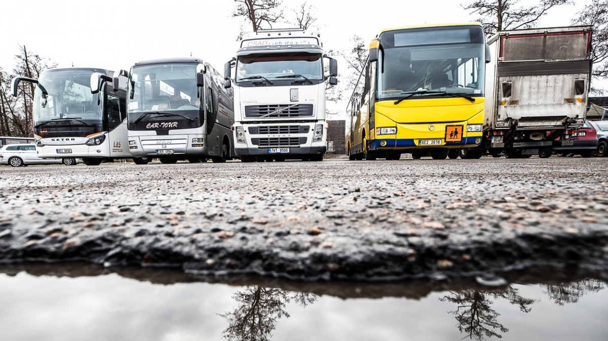 Dobrý krok, ale nestačí, říkají dopravci ke snížení spotřební daně z paliv