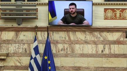 Zelenskyj v řeckém parlamentu: Mariupol se nesmí stát Thermopylami