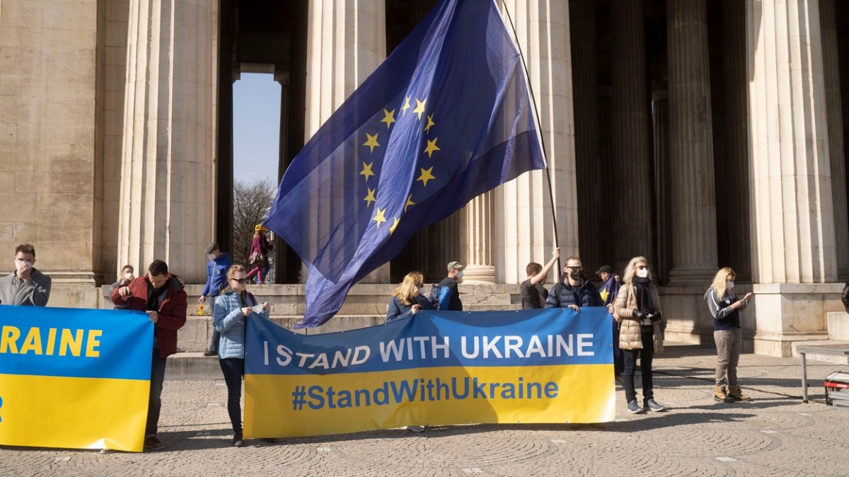 EU zakáže dovoz ruského uhlí. Na sankčním seznamu přibude 217 činitelů a oligarchů