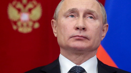 Odměna za zvěrstva? Putin vyznamenal ‚hrdinnou jednotku‘ z Buči