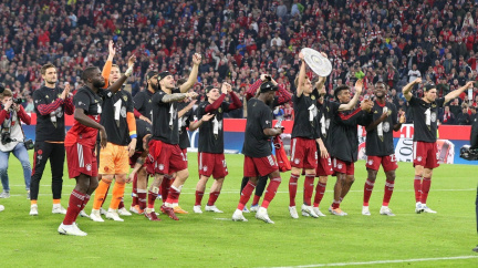Bayern je podesáté v řadě německým fotbalovým mistrem, desátý titul má i PSG