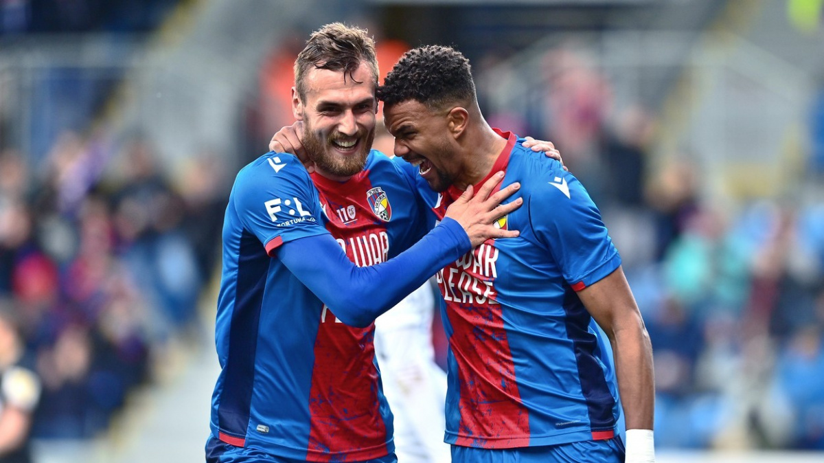 Fotbalovou ligu nově vede Plzeň, Slavia senzačně prohrála s Hradcem