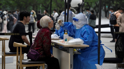 V Pekingu se začíná masově testovat. Obyvatelé se bojí uzávěry jako v Šanghaji