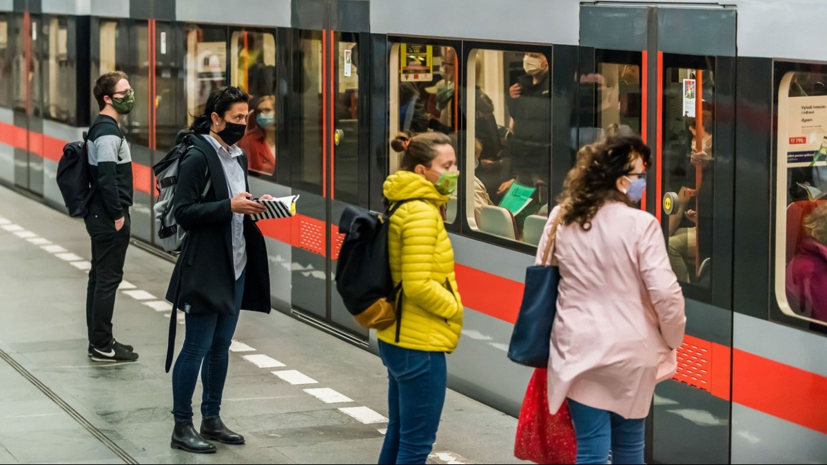 Ve středu testy odhalily 1645 nakažených, asi o polovinu méně než před týdnem