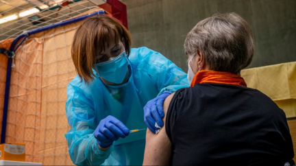 Čtvrtá dávka vakcíny. Válek je pro přeočkovat rizikové skupin lidí před další vlnou covidu-19