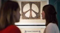 Symbolizuje slavné mírové logo antikrista, smrt, anebo odzbrojení?