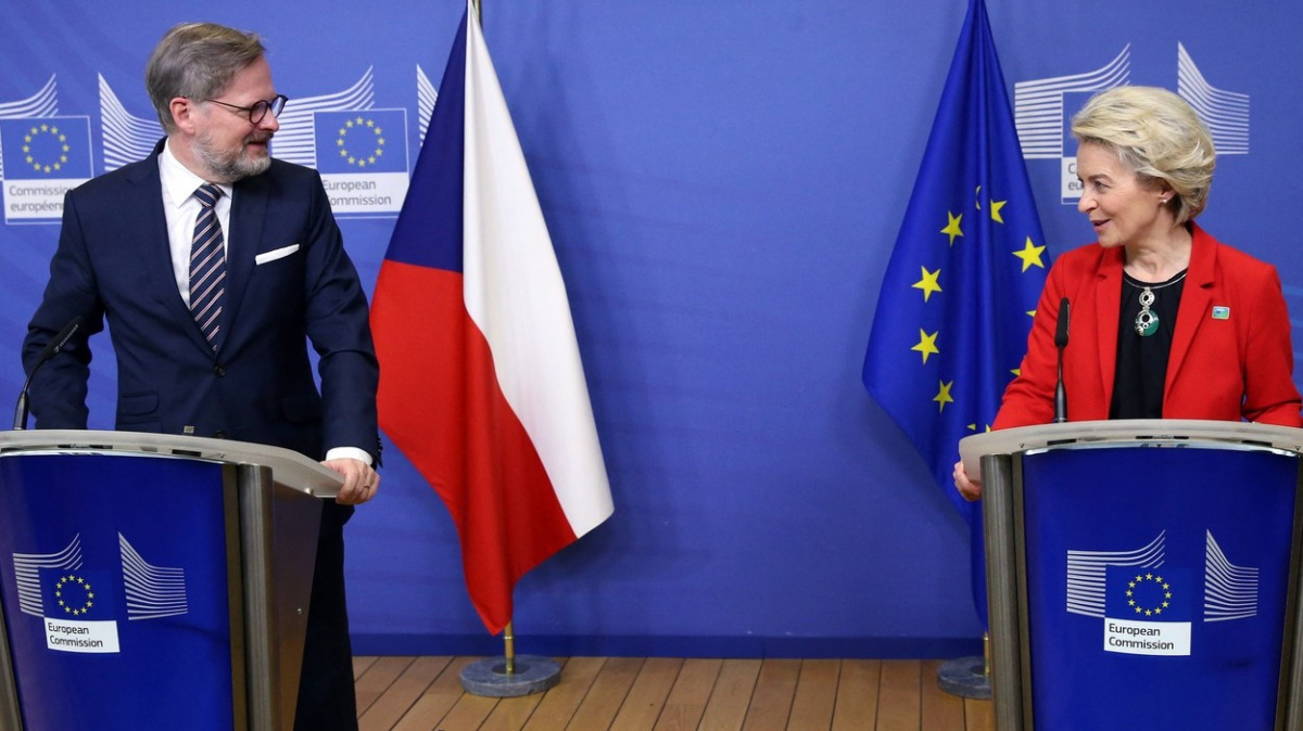 Česko nejspíš dostane z ropného embarga výjimku do poloviny roku 2024