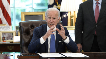 Biden obnovil program z druhé světové války, umožní rychlejší dodávky zbraní Ukrajině