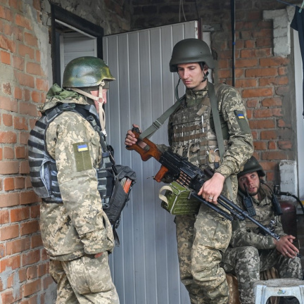 Aktualizováno: Ukrajina o čtvrt roku prodloužila válečný stav a zakázala symboly ruské agrese