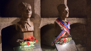 V kryptě pravoslavného chrámu sv. Cyrila a Metoděje v Praze jsou umístěny bronzové busty parašutistů, kteří zde padli