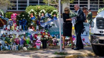 Biden navštívil základní školu v Uvalde, kde útočník zastřelil 21 lidí