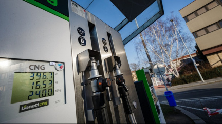 Daň u paliv se ode dneška snížila. Některé čerpací stanice už mění ceny
