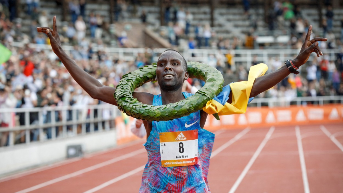 Vodicí motocykl maratonců zabloudil, přesto rekord vítězi unikl jen těsně