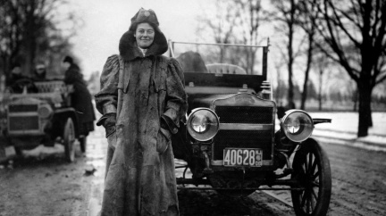 První žena, která to autem zmákla z východu na západ