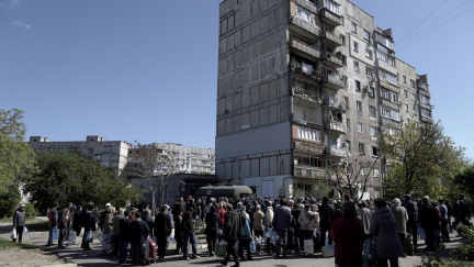 „Další peklo a výsměch.“ Rusové vyplácí v Mariuopolu důchody v rublech