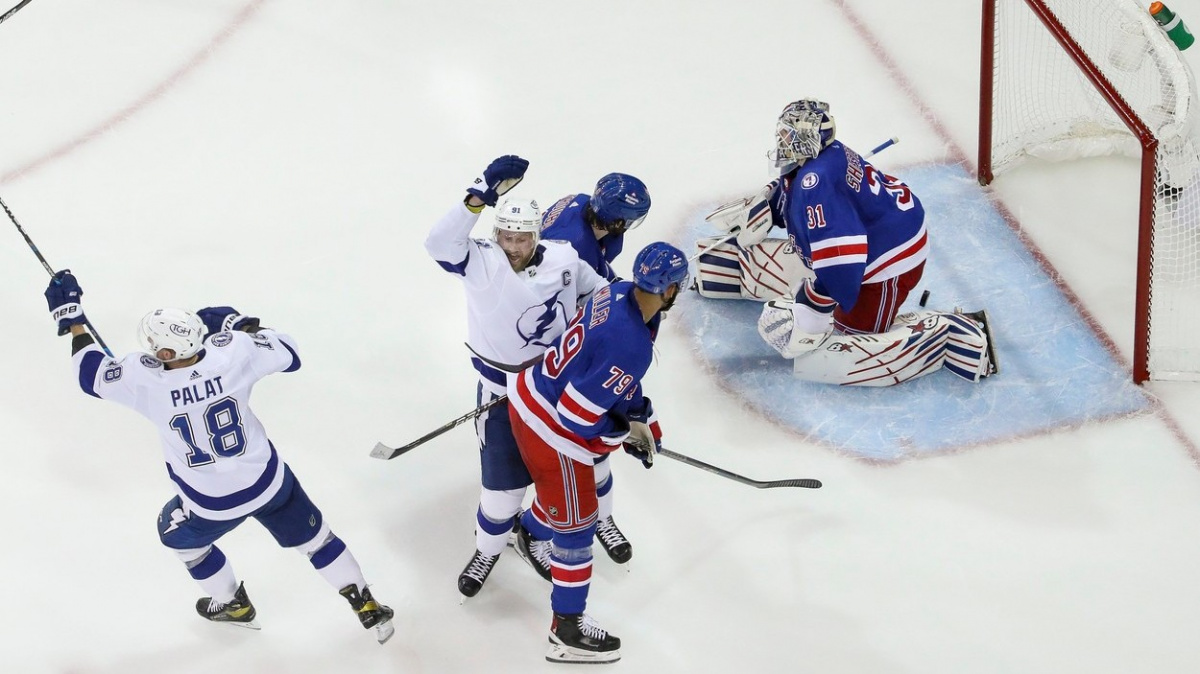 Palátův gól z předposlední minuty přiblížil Tampu Bay postupu do finále NHL