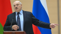 Při nepokojích nebudu běhat se samopalem já, ale vy, hrozí Lukašenko hodnostářům