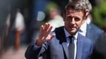 Francouzští centristé v parlamentních volbách vítězí velmi těsně nad levicí