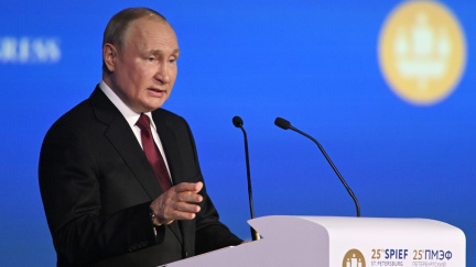 Putin na fóru v Petrohradu hájil svou politiku a kritizoval USA a EU