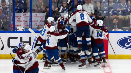 Colorado zvítězilo na ledě Tampy Bay v prodloužení a je krok od zisku Stanley Cupu