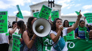 Demonstranti za práva na potrat před Nejvyšším soudem USA ve Washingtonu, D.C. Podle AP soud rozhodl v rozporu s vůlí většiny Američanů, kteří si podle průzkumů přejí, aby původní verdikt týkající se potratů zůstal v platnosti (Ilustrační foto)