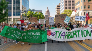 Demonstranti za právo na potrat pochodují texaským Austinem. Do ulic amerických měst vychází tisíce demonstrantů a potratové kliniky ruší naplánované termíny
