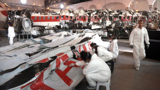 Práce na rekonstrukci havarovaného letounu společnosti Itavia