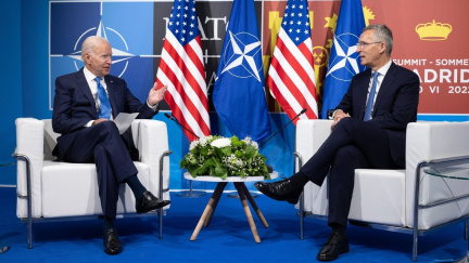 Biden řekl, že je v plánu posílení americké vojenské přítomnosti v Evropě