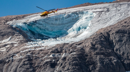 Šance na záchranu lidí zasypaných ledovcem v Dolomitech je mizivá
